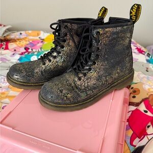 DR. MARTEN CRINKLE METALLIC LACE UP BOOTS
SIZE: 3 US